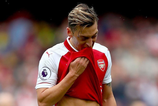 Cạn kiên nhẫn, Arsenal rao giá bán Mesut Ozil Arsenal rao giá bán Mesut Ozil.
