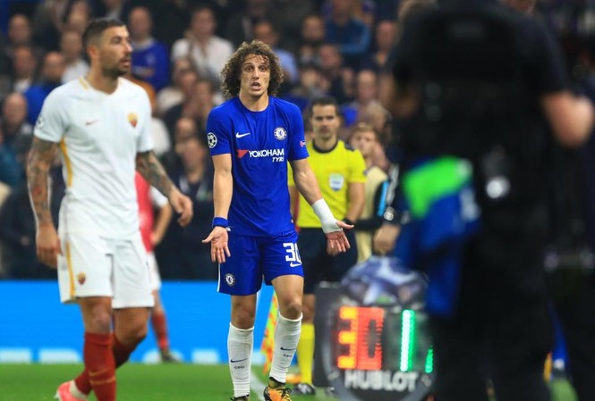 Chelsea nhận hung tin sau trận hòa AS Roma David Luiz dính chấn thương khá nặng ở bắp đùi.