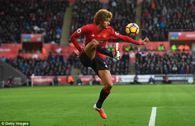 Dính chấn thương, sao M.U kiện công ty sản xuất giày Marouane Fellaini đâm đơn kiện đối tác cũ.