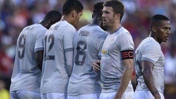 HLV Mourinho đưa ra đề nghị hấp dẫn cho 'công thần' Michael Carrick được HLV Jose Mourinho đảm bảo tương lai.
