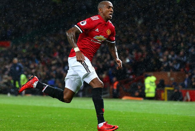 Ashley Young tỏa sáng, M.U gây sức ép lên Man City Ashley Young tỏa sáng trước Watford.