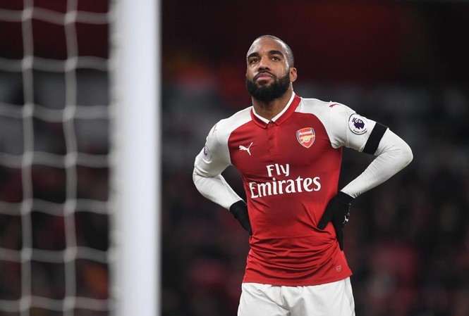 Arsenal trả giá đắt cho chiến thắng '5 sao' Alexander Lacazette dính chấn thương khá nặng.