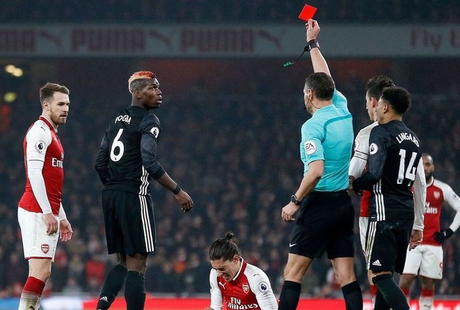 HLV Mourinho nói gì về thẻ đỏ của Pogba? Pogba nhận thẻ đỏ trực tiếp vì phạm lỗi thô bạo với Hector Bellerin.