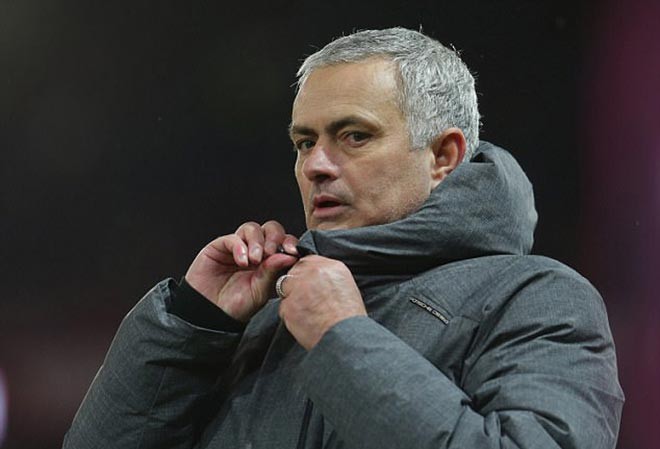 BẢN TIN thể thao: Cầu thủ Man City ném chai nước vào đầu Mourinho HLV Mourinho bị cầu thủ Man City ném chai nước vào đầu.