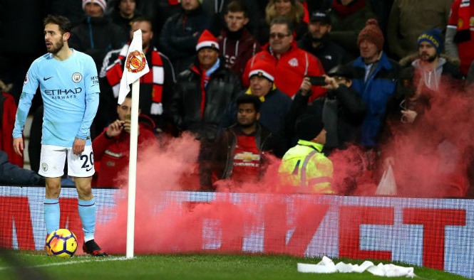 Hậu derby Manchester, M.U đối mặt án phạt nặng M.U đối mặt án phạt nặng vì CĐV ném pháo sáng.