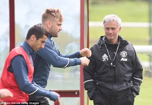 Sao M.U họp khẩn với HLV Mourinho về tương lai Henrikh Mkhitaryan không muốn tiếp tục ngồi dự bị ở M.U.