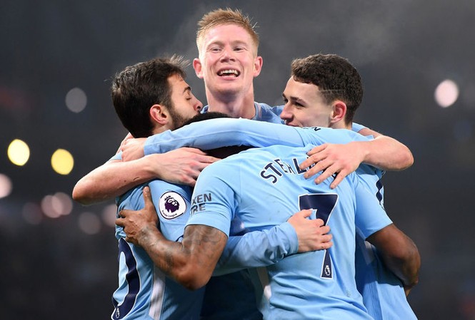 Vùi dập Tottenham, Man City 'đá xoáy' M.U Các cầu thủ Man City bêu rếu M.U.