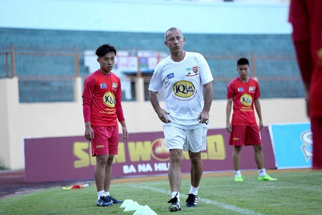BẢN TIN thể thao: HLV Graechen tái xuất cùng U19 HAGL HLV Guillaume Graechen chuẩn bị tái xuất cùng U19 HAGL.