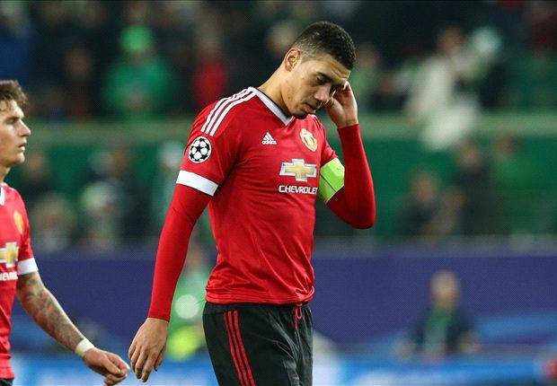M.U trả giá đắt cho trận hòa cay đắng trước Leicester Chris Smalling dính chấn thương.