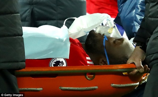 Chấn thương kinh hoàng, Lukaku nhập viện gấp Lukaku rời sân trên cáng.
