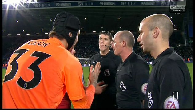 Arsenal hòa phút chót, Petr Cech 'chửi' trọng tài Thủ thành Petr Cech phản ứng trước quyết định của trọng tài Mike Dean.