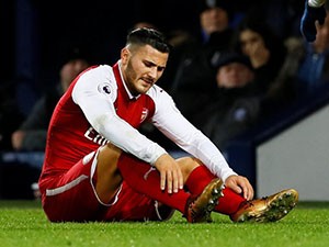 Hụt chiến thắng, Arsenal còn nhận thêm hung tin Sead Kolasinac dính chấn thương khá nặng.