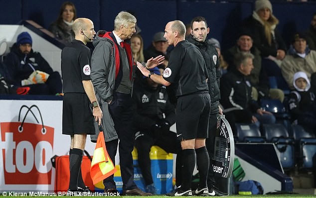 Trọng tài thừa nhận xử oan, khiến Arsenal mất điểm HLV Wenger tranh cãi với trọng tài Mike Dean.