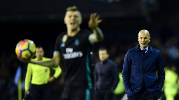 HLV Zidane đóng cửa, mắng nhiếc học trò HLV Zidane rất tức giận khi Real Madrid đánh rơi chiến thắng trước Celta Vigo.