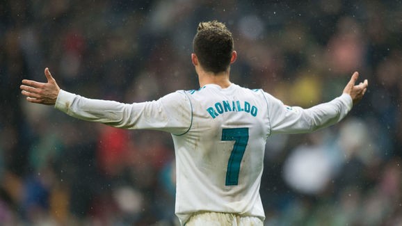Đòi tăng lương, Ronaldo nhận câu trả lời… đắng ngắt Real Madrid chưa có ý định tăng lương cho Cristiano Ronaldo.