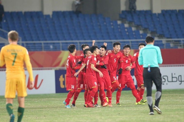 BẢN TIN Thể thao: Bầu Đức bình thản khi U23 Việt Nam tạo địa chấn U23 Việt Nam ăn mừng chiến thắng trước U23 Australia.
