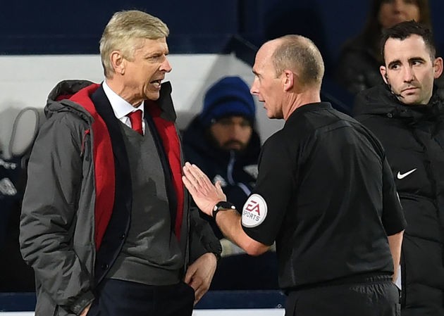 HLV Wenger chỉ mặt mắng trọng tài là… nỗi ô nhục HLV Arsene Wenger và trọng tài Mike Dean.