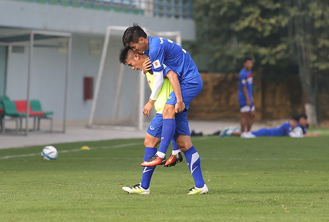 Bản tin Thể thao: Tiền đạo U23 Việt Nam phẫu thuật chân ở Singapore Đồng đội dìu Tiến Linh khỏi sân tập.