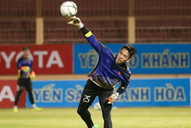 BẢN TIN thể thao 8/2: Thủ môn lỡ U23 Việt Nam vì... hỏng điện thoại Thủ môn Bùi Sỹ Huy.