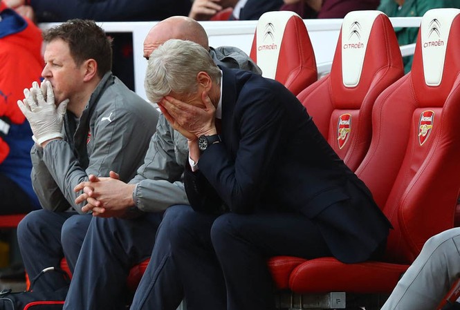 Thua thảm Man City, HLV Wenger đổ lỗi cho trọng tài HLV Arsene Wenger của Arsenal.