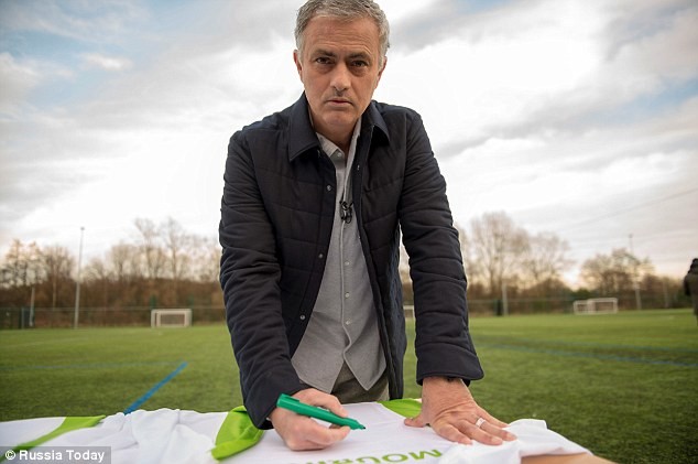 Đến Nga làm việc 4 ngày, HLV Mourinho kiếm bộn tiền HLV Jose Mourinho vừa đến Nga để ký hợp đồng làm BLV trong thời gian VCK World Cup 2018 diễn ra.