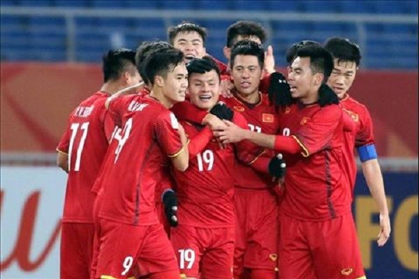 BẢN TIN thể thao: Tuổi trung bình của ĐTVN khiến báo châu Á giật mình Độ tuổi trung bình của ĐT Việt Nam trong đợt tập trung này chỉ là 23,9 tuổi.