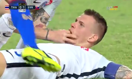 Bản tin thể thao: Messi Thái Lan suýt 'hạ sát' cựu sao Liverpool Cựu hậu vệ Liverpool Martin Skrtel đã bất tỉnh suýt chết sau khi bị Chanathip bên phía Thái Lan đá bóng trúng mặt ở King's Cup