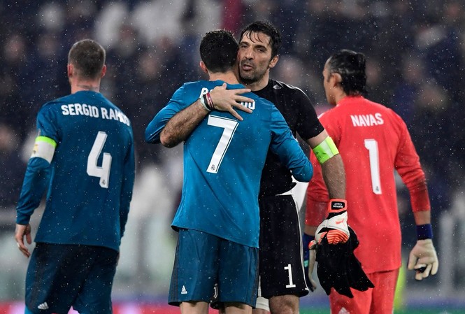 Thủ thành Buffon ngả mũ trước Ronaldo Gianluigi Buffon thán phục Ronaldo.