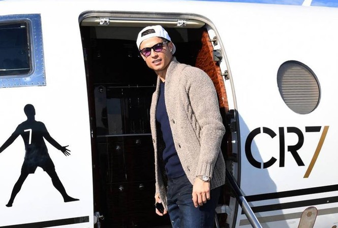 Ronaldo kiếm bộn tiền nhờ máy bay riêng Cristiano Ronaldo kiếm bộn tiền từ chuyên cơ Gulfstream G200.