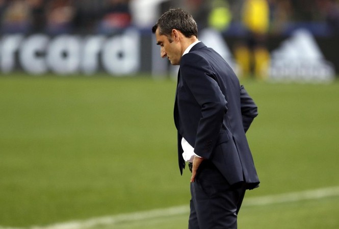 HLV Barcelona nói gì khi bị loại sốc khỏi Champions League? HLV Ernesto Valverde thất vọng khi Barcelona thua thảm AS Roma.