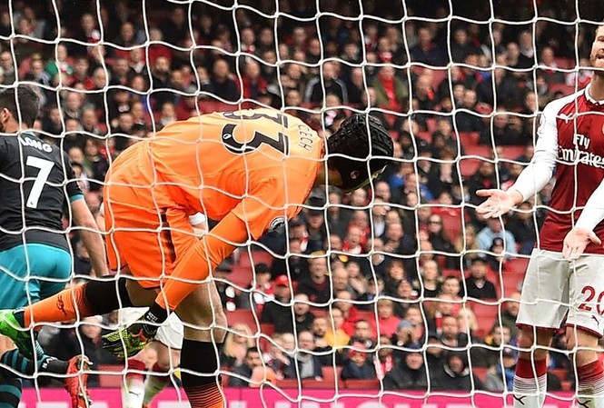 Nhận diện ba 'tội đồ' của Arsenal ở Ngoại hạng Anh Cech và Mustafi mắc nhiều sai sót ở Premier League mùa này.