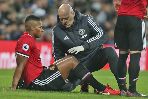 M.U trả giá sau chiến thắng trước Tottenham Valencia dính chấn thương ở bắp đùi.