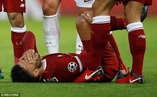 Liverpool nhận tin dữ sau đại thắng AS Roma Alex Oxlade-Chamberlain dính chấn thương khá nặng.