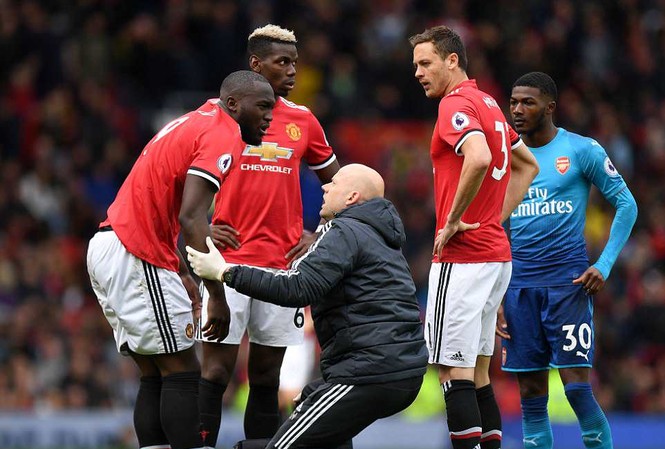 M.U trả giá đắt cho chiến thắng trước Arsenal Romeu Lukaku dính chấn thương khá nặng.