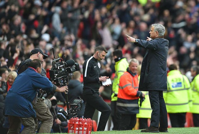 Mourinho thừa nhận M.U may mắn khi thắng Arsenal HLV Jose Mourinho thừa nhận M.U thắng may.