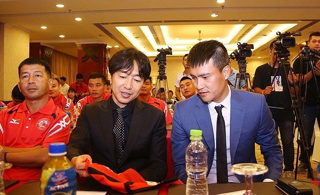 Bản tin thể thao: HLV Miura viết tâm thư cho Công Vinh HLV Miura và Công Vinh.