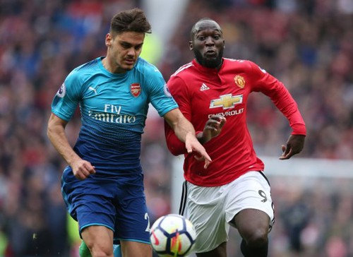 HLV Wenger tặng quà cho sao trẻ Arsenal Konstantinos Mavropanos đã chơi ấn tượng trọng trận đấu với M.U.