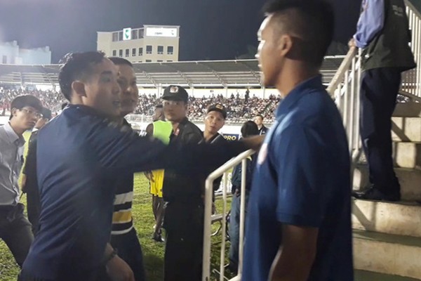 Bản tin thể thao: HLV Hà Nội tố bị dọa đánh trên sân HAGL HLV Chu Đình Nghiêm tố bị người của Ban tổ chức dọa đánh.