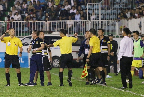 Bản tin thể thao: Hà Nội FC nhận 'mưa' án phạt Hà Nội FC nhận “mưa án” phạt vì sự cố trước HAGL.