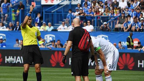 Bản tin thể thao: Ibrahimovic bị đuổi vì tát đối thủ đôm đốp Bản tin thể thao: Ibrahimovic bị đuổi vì tát đối thủ đôm đốp