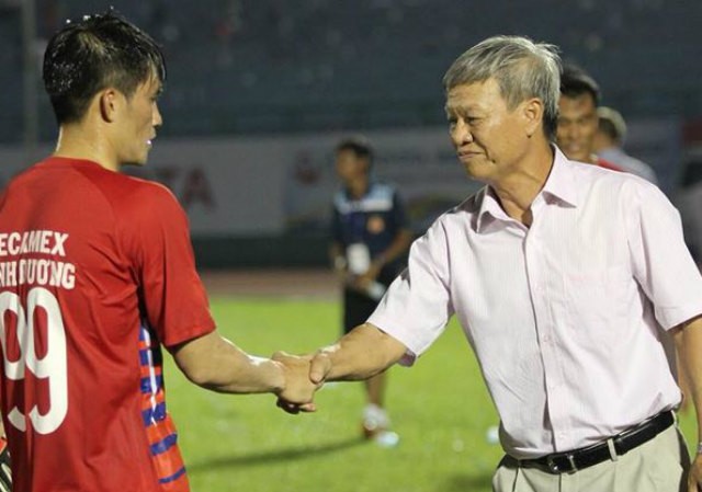 Bản tin thể thao: Tự truyện của Lê Công Vinh có thể bị thu hồi Những tiết lộ của Công Vinh trong cuốn tự truyện khiến HLV Lê Thụy Hải rất tức giận.