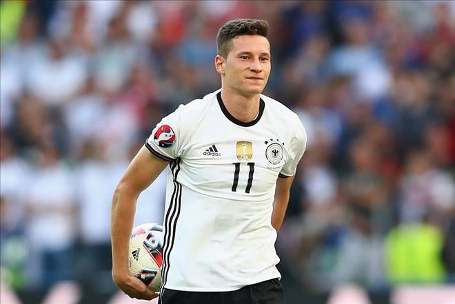 Tuyển thủ Đức và thói quen mê tín 'khó đỡ' Julian Draxler thường xịt nước hoa trước mỗi trận đấu để cầu mong sự may mắn.