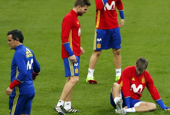 Tây Ban Nha nhận hung tin từ Pique trước thềm World Cup Gerard Pique dính chấn thương trong buổi tập gần nhất của ĐT Tây Ban Nha.