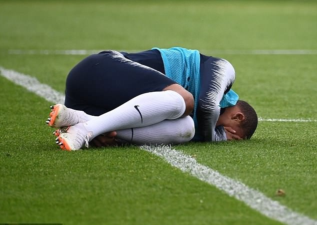 Tin mới về chấn thương của thần đồng Mbappe trước World Cup Mbappe dính chấn thương trong buổi tập gần nhất của ĐT Pháp.
