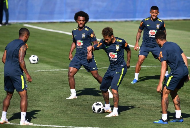 HLV Brazil nổi giận vì bị lộ 'binh pháp' trước World Cup ĐT Brazil tập luyện chuẩn bị cho trận gặp Thụy Sĩ.