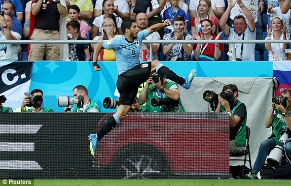 Suarez lập công, Uruguay sớm lấy vé vòng 1/8 World Cup Suarez ăn mừng bàn mở tỷ số.