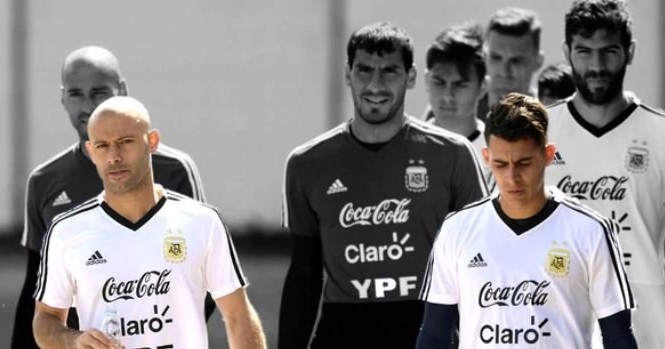 Tuyển Argentina lại nổi sóng, Mascherano suýt tẩn đàn em Javier Mascherano và Cristian Pavon chút nữa đã tẩn nhau.