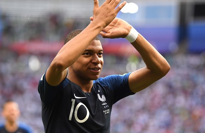 Sao trẻ Mbappe dùng tiền thưởng trận thắng Argentina làm gì? Kylian Mbappe tỏa sáng rực rỡ trước Argentina.