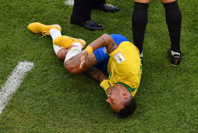 Neymar có ân hận khi 'diễn kịch' giãy đành đạch ở trận gặp Mexico? Neymar bị chỉ trích vì ăn vạ quá lố.