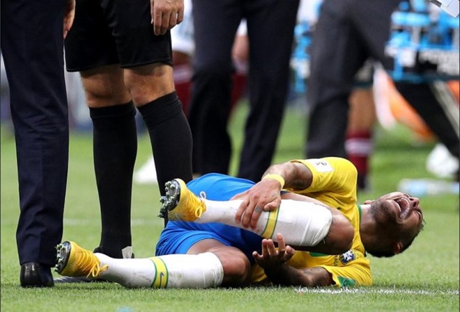 Giữa tâm bão, Brazil 'cách ly' Neymar Neymar bị chỉ trích rất nhiều vì pha ăn vạ thô thiển.